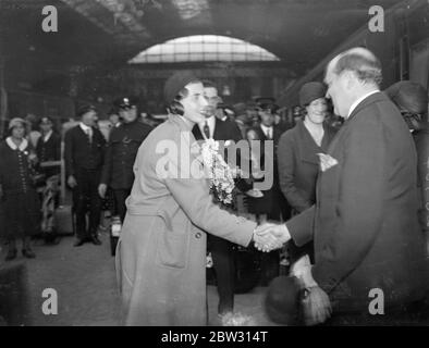 La princesse Ingrid de Suède arrive à Londres . La princesse Ingrid de Suède est arrivée à Londres pour une visite à son grand-père , le duc de Connaught . Princesse Ingrid de Suède photographiée à son arrivée à Victoria Station , Londres . 24 juin 1932 Banque D'Images