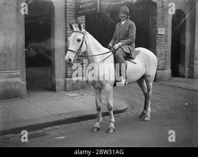 Fille sportive pour tenter un nouveau vol record en Australie . Promenade le matin dans la rangée. Mlle Leslie Mant une fille de Putney ( London ), âgée de seize ans, est cet été pour tenter de fixer un nouveau record pour un vol vers l'Australie . Elle est un ardent sportswomen et tous les matins des manèges dans le Row . Mlle Leslie Mant se présente pour son tour du matin dans The Row , Hyde Park , Londres 24 avril 1932 . Banque D'Images