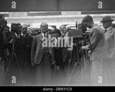 M. Ramsat MacDonald reçoit un accueil très bienvenu de la conférence sur les réparations . M. Ramsay MacDonal , Premier ministre , a reçu un grand accueil à la gare Victoria , Londres , lorsqu'il est arrivé de Lausanne après son excellent travail pour assurer le succès de la Conférence sur les réparations de Lausanne . Il a été rencontré par Sir Clive Wigram, secrétaire privé du Roi , et par des membres du Cabinet . M. Ramsay Macdonald étant accueilli par Sir Clive Wigram , secrétaire privé du Roi à son arrivée à la gare Victoria . 10 juillet 1932 Banque D'Images