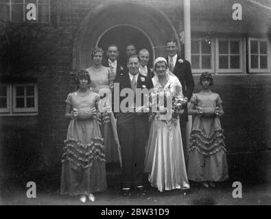 Fille du directeur de Phosferine Weds Scotsman . Le mariage de Mlle Everall Talluck , fille d'un directeur de Phosferine à M. W E F Wilson d'Édimbourg s'est déroulé à l'église catholique de Sainte-Marie , Chislehurst . La mariée et le marié quittant l'église après la cérémonie . 4 février 1932 Banque D'Images