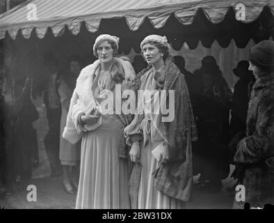 Peter Pan Weds célèbre Ruthven Twin . Le mariage de M. Peter Llewelyn Davies , l'original du héros immortel de Sir James Barrie, Peter Pan, et d'un filleul du célèbre écrivain , à Mlle Margaret Hore Ruthven , gouverneur de Jersey , Et l'un des célèbres Twins de la Société , a eu lieu à la Chapelle Savoy , Londres . Les serviteurs de la mariée , Mme John Barran , dont la mariée portait la robe de mariage . 10 mars 1932 Banque D'Images