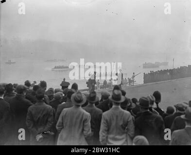 La 84e course annuelle en bateau entre Oxford et Cambridge sur la Tamise . Les équipages prenant position au début de la course . 19 mars 1932 Banque D'Images