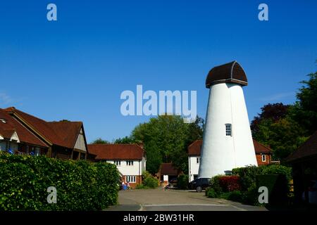 Ancien moulin à vent restauré et converti sur le nouveau domaine de Mill court, Bidborough, Kent, Angleterre Banque D'Images