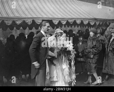 Peter Pan Weds célèbre Ruthven Twin . Le mariage de M. Peter Llewelyn Davies , l'original du héros immortel de Sir James Barrie, Peter Pan, et d'un filleul du célèbre écrivain , à Mlle Margaret Hore Ruthven , gouverneur de Jersey , Et l'un des célèbres Twins de la Société , a eu lieu à la Chapelle Savoy , Londres . La mariée et le marié quittant la Chapelle de Savoie après la cérémonie . 10 mars 1932 Banque D'Images