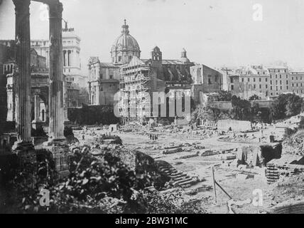 Un grand travail de reconstruction et de démolition révèle les gloires cachées de Rome . Le grand travail de reconstruction entamé sous le régime de Mussolini à Rome , pour fournir du travail , est en voie d'achèvement et il est prévu qu'il sera terminé à temps pour l'anniversaire de la marche de Rome en octobre . De nombreux plaisirs remarquables ont été lancés sur l'histoire romaine par la découverte de trésors cachés jusqu'ici . 2 septembre 1932 Banque D'Images