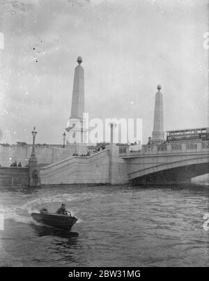 En bateau à vitesse pour Anvers . M. R C Cole , le passionné de bateaux à moteur hors-bord de Londres de 21 ans , dans son hors-bord ' Miss Whitstable ' qui est de 13 pieds de long et a un moteur 3 1/2 h.p , os a tenté un voyage solitaire à Anvers . Il a récemment terminé avec succès le voyage de 550 miles du pont de Westminster à Paris . M. R C Cole au volant de son bateau à moteur qui se met en vitesse sur la Tamise avant le début de son voyage . 4 août 1932 Banque D'Images