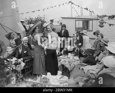 Scènes à bord du bateau-spectacle sur la Tamise . Mannequins portant des vêtements de plage . 24 juin 1932 Banque D'Images