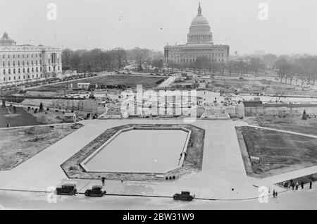 Changer le visage de la capitale de l'Amérique . Une terrasse contenant une fontaine et un garage souterrain est en cours de construction au nord de la capitale à Washington DC . Une vue sur les modifications montrant la piscine réfléchissante pour le capitol Dome en premier plan, la fontaine en arrière-plan est au-dessus du garage souterrain et est approchée par des marches qui couvrent le métro de la rue. 2 mars 1932 Banque D'Images