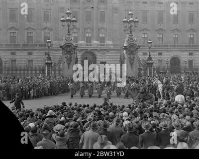 Une foule énorme au palais de Buckingham pour changer la relève de la garde . Une vue sur la foule de vacances qui s'est rassemblée devant Buckingham Palace , Londres , pour assister à la cérémonie de la relève de la garde , sur Bank Holiday . Les visiteurs provinciaux à Londres ont apprécié la vue . La foule énorme regardant le groupe partir après la relève de la garde au Palais de Buckingham . 28 mars 1932 Banque D'Images