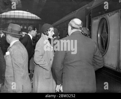 La princesse Ingrid de Suède arrive à Londres . La princesse Ingrid de Suède est arrivée à Londres pour une visite à son grand-père , le duc de Connaught . Princesse Ingrid de Suède photographiée à son arrivée à Victoria Station , Londres . 24 juin 1932 Banque D'Images