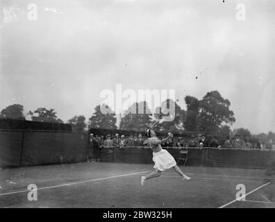 Mme Helen Wills Moody joue le premier match à Wimbledon . Mme Helen Wills Moody of America a joué son premier match aux Championnats de Wimbledon contre Miss M R Conquerque , de Hollande . Mme Helen Wills Moody en action contre Mlle Conquerque . 21 juin 1932 Banque D'Images