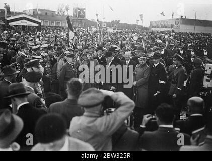 150,000 défilé de casques d'acier à l'aérodrome de Tempelhof à Berlin . 150,000 membres de l'Organisation allemande de casques d'acier , ont défilé dans l'aérodrome de Tempelhof à Berlin , où ils ont été examinés par le maréchal Von Mackensen en présence de l'ex-prince héritier et d'autres membres de la famille impériale . Vue générale des casques d'acier sur le défilé de l'aérodrome de Tempelhof à Berlin . 5 septembre 1932 Banque D'Images