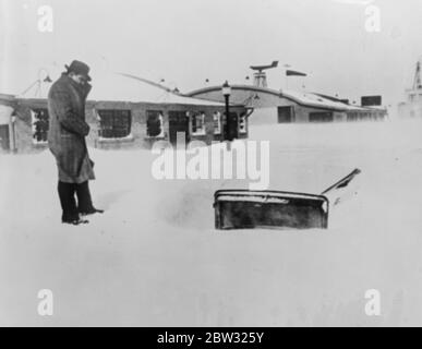 Bâtiments enterrés dans la tempête de neige de Grat en Amérique . Des bâtiments entiers à Buffalo , New York , ont été presque enterrés sous des dérives de neige dans une grande tempête de neige qui a paralysé la ville . Des voitures ont été enterrées sous . Une voiture enfouie dans la neige qui, dans certains endroits, avait plus de 12 pieds de profondeur. 18 mars 1932 Banque D'Images