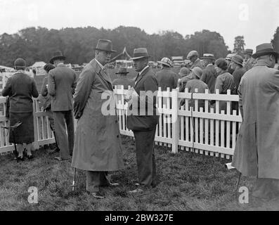 Comte de Rosebery au salon agricole de Buckinghamshire . Le comte de Rosebery ( à droite ) discutant avec son agent , M. C C Edmunds , au salon agricole du comté de Buckinghamshire qui , avec sa permission , a eu lieu dans le domaine de son parc Mentmore , Leighton Buzzard . 1er septembre 1932 Banque D'Images