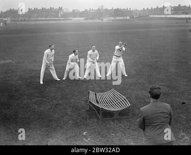 Ouverture de la pratique du club de cricket du comté d'Essex à Leyton . Le club de cricket du comté d'Essex a commencé sa pratique pour la saison à venir à Leyton , Essex . Pratiquer pendant un procès à Leyton . On y trouve Sheffield , Pope , Nichols et Eastman . 25 avril 1932 Banque D'Images