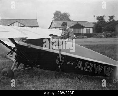 Préparation de l'avion du Prince de Galles pour la course aérienne de la coupe du Roi . Le lieutenant de vol E H Fielden , le pilote Prince of Wales , est occupé à l'aérodrome de Brooklands , près de Weybridge , Surrey , préparant l'avion Prince of Wales Comper Swift pour la course aérienne de Kings Cup autour de la Grande-Bretagne . Le lieutenant de pilotage E H Fielden avec l'avion du Prince de Galles à l'aérodrome de Brooklands , Weybridge , Surrey . 7 juillet 1932 Banque D'Images