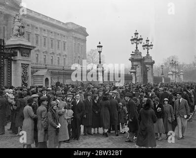 Une foule incroyable au palais de Buckingham dans l'espoir de voir King. Une foule de proportions extraordinaires afflua au Palais de Buckingham le dimanche de Pâques dans l'espoir de voir le Roi qui est en résidence tout au long des vacances. Cette photo montrant une partie de la foule au palais a été prise une heure et demie après le mont de la garde qui attire habituellement un grand nombre de spectateurs . 27 mars 1932 Banque D'Images