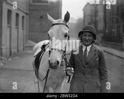 Fille sportive pour tenter un nouveau vol record en Australie . Promenade le matin dans la rangée. Mlle Leslie Mant une fille de Putney ( London ), âgée de seize ans, est cet été pour tenter de fixer un nouveau record pour un vol vers l'Australie . Elle est un ardent sportswomen et tous les matins des manèges dans le Row . Mlle Leslie Mant se présente pour son tour du matin dans The Row , Hyde Park , Londres 24 avril 1932 . Banque D'Images