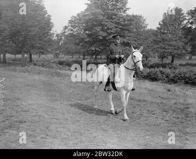 Les gardiens de parc montés appliquent les règlements de circonscription dans Richmond Park . Afin d'éviter d'autres dommages au gazon par les cavaliers dans le parc Richmond , les gardiens de parc montés patrouillent les pistes d'équitation , et régulent la circulation là où l'herbe montre des signes d'usure . Ce sont les premiers gardiens de parc à monter à être employés dans n'importe quel parc de Londres . Un des gardiens de parc en service dans le parc Richmond . 17 août 1932 Banque D'Images