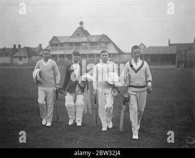 Ouverture de la pratique du club de cricket du comté d'Essex à Leyton . Le club de cricket du comté d'Essex a commencé sa pratique pour la saison à venir à Leyton , Essex . De gauche à droite : Taylor , Pepo , Evans et Wade pour la première pratique de la saison à Leyton . 25 avril 1932 Banque D'Images