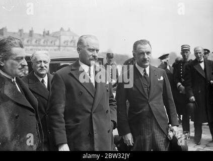 Le fils du pauvre paysan devient nouveau président de la France . Patrouille des gardes armés Versailles . M Albert Lebrun , Président du Sénat a été élu Président de la France , à la suite de M Paul Doumer , assassiné vendredi dernier à Paris . Il est le fils d'un pauvre paysan . Des précautions spéciales ont été prises lors de l'élection et la cavalerie et les mitrailleuses étaient en service à Versailles où l'élection a eu lieu dans la salle de Congrès . Le président Albert Lebrun après son élection à Versailles . 11 mai 1932 Banque D'Images