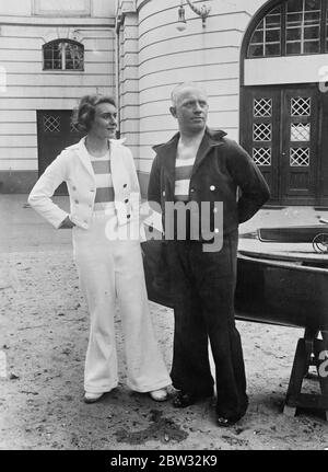 Robe officielle pour l'équipe olympique allemande . L'équipe olympique allemande doit porter un costume officiel pendant son séjour à Los Angeles pour les Jeux Olympiques . Le costume olympique allemand , celui des femmes est en blanc et celui des hommes bleu marine . 6 mai 1932 Banque D'Images