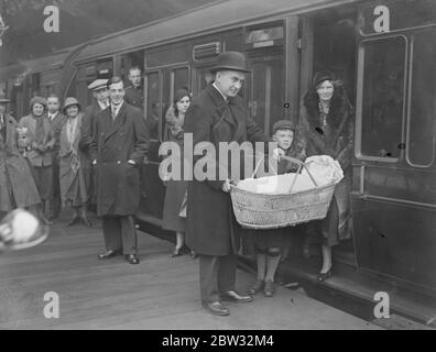 Femme de London homme quitte la maison et mari pour devenir Mayoress de Manchester . Mme J D Peattie de Wimbledon , Londres , a quitté son domicile et son mari pour devenir Mayoress de Manchester . Elle prend son jeune fils et son bébé de trois mois avec elle. Mme Peattie agit comme Lady Mayoress parce que son père Alderman William Walker est Lord Mayor Elect de Manchester , et Mme Walker est incapable d'accepter les devoirs de Mayoress en raison de sa santé . Mme J D Peattie avec son petit fils et son bébé dans son berceau , comme ils ont dit au revoir à M. Peattie qu'ils ont laissé à la gare de St Pancras , Londres , Banque D'Images