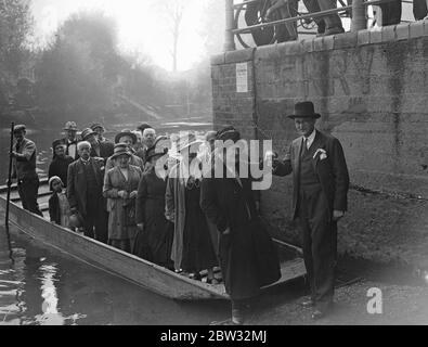 M. Murray Phillipson, député, convoque les électeurs au scrutin par punt . 1932 Banque D'Images