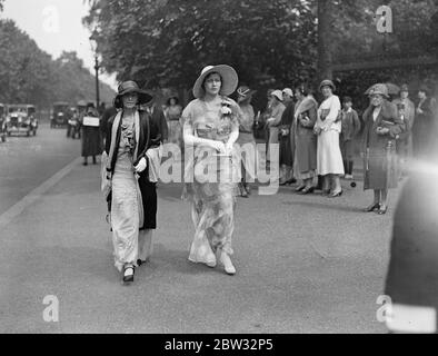 Neuf mille invités à la fête du jardin royal au Palais de Buckingham . Il y avait environ neuf mille invités à la fête du jardin royal donnée par le roi et la reine dans le magnifique domaine de Buckingham Palace . Cette fonction marque la fin de la saison de Londres . Mme A Gray et Mlle Margery Gray de Wellington , Nouvelle-Zélande , arrivant pour la fête royale du jardin . . 21 juillet 1932 Banque D'Images