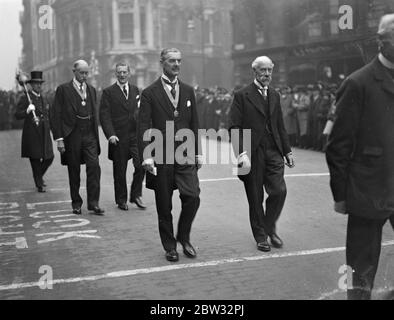 Le chancelier de l'Echiquier reçoit la liberté de Birmingham . Le Chancelier de l'Echiquier a reçu la liberté de la ville de Birmingham dans un cercueil d'argent , lors d'une réunion spéciale du Conseil à l'Hôtel de ville de Birmingham . La procession qui quitte le Conseil pour la mairie , devant , le très hon Neville Chamberlain ( à gauche ) et Barrow Cadbury Eaqe , JP . Derrière : Alderman John Henry Lloyd JP (à gauche) et Sir Austen Chamberlain . 6 mai 1932 Banque D'Images