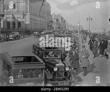 Voitures garées le long de l'avant à Brighton . 27 mars 1932 Banque D'Images