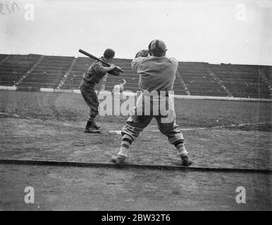 L'université d'Oxford rencontre les Américains de Londres à l'ouverture de la saison de baseball au pont Stamford . L'Université d'Oxford a rencontré les London Americans lors du match d'ouverture de la saison de baseball de Londres , au Stamford Bridge , Londres . Une université d'Oxford jouant des coups de matraque au Catcher et au pichet américain de Londres pendant le match . 25 juin 1932 Banque D'Images