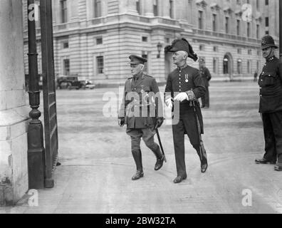 King tient l'investiture à Buckingham Palace . Le Roi a tenu une invétiture à Buckingham Palace , Londres , lorsque les récipiendaires de la liste des honneurs d'anniversaire ont été décorés par le Roi . Colonel Hamilton Marr ( à droite ) , Commissaire médical principal , général bord de contrôle pour l'Écosse et lieutenant-colonel David main , partant après l' investiture . 21 juin 1932 Banque D'Images