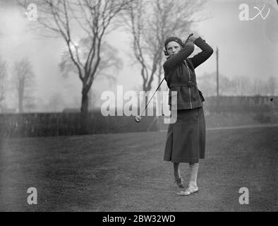 Les femmes golfeurs concourent pour la coupe d'or à Roehampton . Beaucoup des meilleures femmes britanniques golfeurs ont participé à la Ladies Gold Scratch Challenge Cup au Roehampton Club , Londres . Mlle Diana Fishwick , la femme championne , conduite au concours . 16 mars 1932 Banque D'Images