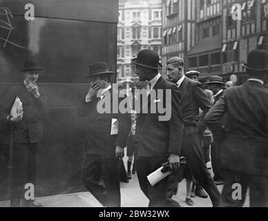 Mlle Brenda Dean Paul apparaît dans Marlborough Street . Mlle Brenda Dean Paul , fille de 24 ans de Sir Aubrey Dean Paul , a comparu au tribunal de police de Marlborough Street , Londres , En réponse à une assignation alléguant qu'elle avait violé les conditions sur lesquelles elle était liée en relation avec un prosection en vertu du Règlement sur les drogues dangereuses ( codification ) de 1929 . Mlle Dean Paul a été liée en décembre 1931 pendant trois ans , l'une des conditions étant qu'elle devrait résider dans une maison où elle obtiendraient un traitement . Plus tard, cette condition a été modifiée et elle a été commandée à Banque D'Images