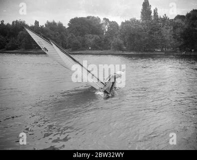 Se pencher bien sur la brise . M. Tatham dans son yacht de canoë Senora se penchait presque au point de chavirement , pendant la course dans la régate du Royal Canoe Club à Teddington Reach . 25 juin 1932 Banque D'Images