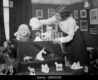 Travail remarquable à l'exposition des enfants artistes à Londres . Des dessins et sculptures étonnants d'enfants sont présentés lors d'une exposition à l'école de dessin et d'artisanat Doubleday à St Johns Wood , Londres . Dans cette école, les enfants ont la liberté de dessiner , de peindre ou de modéliser ce qu'ils choisissent et comment ils aiment . Organisation de certaines expositions de sculptures fines à l'exposition scolaire . 29 mars 1932 Banque D'Images