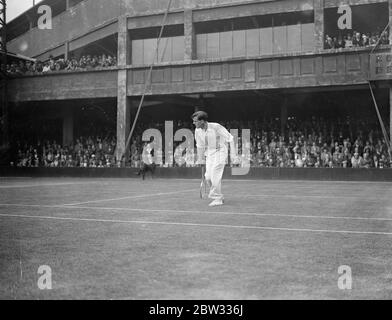 Wimbledon sensation - Cochet battu par Collins en célibataires chez Wimbledon . I G Collins (Grande-Bretagne) a fourni une sensation de première classe lorsqu'il a battu Henri Cochet de France dans les singles hommes de Wimbledon , au All England Club . I G Collins en jeu contre Cochet . 21 juin 1932 Banque D'Images