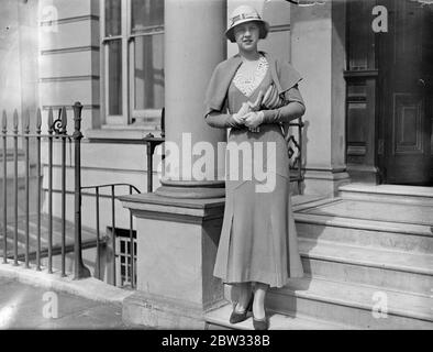 Le plus jeune debutante à être présenté aux tribunaux de mai . Mlle le Père Grant , fille de Sir A Hamilton Grant et de Lady Grant , a la distinotion d'être le plus jeune debutante à présenter aux tribunaux de mai . Elle a seulement dix-sept ans. Sir A Hamilton Grant a été commissaire en chef des provinces de la frontière Nord et de l'Ouest de l'Inde . Mme Esther Grant . 30 avril 1932 Banque D'Images