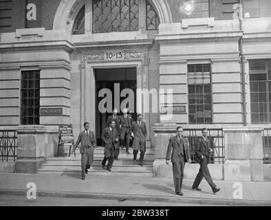 La Banque d'Angleterre ouvre une succursale secrète pour le travail de prêt de guerre . La Banque d'Angleterre a ouvert de nouveaux locaux magnifiques dans un grand nouveau bâtiment appelé Ling House , dans South Street , près de Finsbury Square , Londres , pour faire face à la ruée de la conversion de prêts de guerre . La Banque a plus de 250 commis dans les nouveaux trimestres temporaires . Les commis qui sortent pour le thé , avant de passer la soirée sur leur travail de pointe , à Ling House . 21 juillet 1932 Banque D'Images