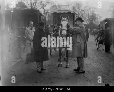 Lundi de Pâques Van Horse Parade dans Regents Park . Des chevaux de charrette de tout Londres ont participé à la parade Van Horse du lundi de Pâques , qui s'est tenue à Regents Park , Londres . Sir George Hastings et Lieut Col P Laurie , commissaire de la police montée métropolitaine , jugeant les chevaux lors du défilé . 28 mars 1932 Banque D'Images