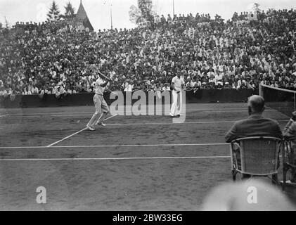 Les Américains gagnent le double match en finale de la coupe Davis contre la France à Paris . J Van Ryn et Wilmer Allison la paire américaine a remporté le double contre H Cochet et J Brugnon de France après une grande bataille , 6-3 , 11-13 , 7-5 . 4-6 , 6-4 , en finale de la coupe Davis jouée au Stade Roland Garros , Paris . Wilmer Allison et J Van Ryn en jeu contre la paire française . 31 juillet 1932 Banque D'Images