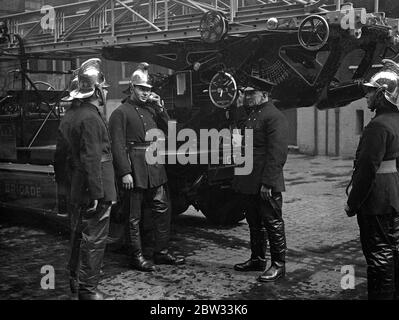 La plus grande fuite au feu du monde a été testée par les pompiers de Londres . Une fuite au feu de la plaque tournante pour atteindre une hauteur de 104 pieds , qui serait la plus grande au monde , a été testée par les pompiers de Londres à leur quartier général de Soutwark . La nouvelle escapade a été faite à Manchester . Instructions de téléphone aux pompiers sur l'évasion pendant les tests . 24 mars 1932 Banque D'Images