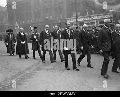 Le chancelier de l'Echiquier reçoit la liberté de Birmingham . Le Chancelier de l'Echiquier a reçu la liberté de la ville de Birmingham dans un cercueil d'argent , lors d'une réunion spéciale du Conseil à l'Hôtel de ville de Birmingham . La procession qui quitte le Conseil pour la mairie , devant , le très hon Neville Chamberlain ( à gauche ) et Barrow Cadbury Eaqe , JP . Derrière : Alderman John Henry Lloyd JP (à gauche) et Sir Austen Chamberlain . 6 mai 1932 Banque D'Images