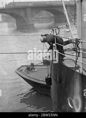 Les digues soviétiques peignent leur bateau sur la Tamise . Deux filles russes , deux des cinq seules marteleuses russes , qui travaillent comme des marins ordinaires avec les mains des hommes , sont occupées sur leur bateau , le navire à moteur soviétique Coopératzia à Hayes Wharf , Londres peignant les côtés du bateau . Après deux ans en mer, ils sont censés être des troisième officiers . Anikin , une des filles de marins , travaillant sur le pont du navire dans la Tamise . 23 juillet 1932 Banque D'Images