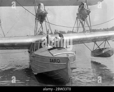 Mme Victor Bruce a forcé une heure après le décollage pendant un mois dans la tentative aérienne . L'honorable Victor Bruce , qui a pris le départ de Cowes , au début de sa tentative de fixer un nouveau record pour un mois en l'air , a été de nouveau forcée une heure après le décollage . L'hydravion étant remorqué dans l'eau pour le décollage . 1er août 1932 Banque D'Images