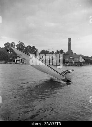 Se pencher bien sur la brise . M. Tatham dans son yacht de canoë Senora se penchait presque au point de chavirement , pendant la course dans la régate du Royal Canoe Club à Teddington Reach . 25 juin 1932 Banque D'Images