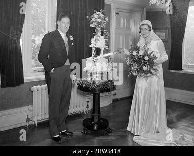 Fille du directeur de Phosferine Weds Scotsman . Le mariage de Mlle Everall Talluck , fille d'un directeur de Phosferine à M. W E F Wilson d'Édimbourg s'est déroulé à l'église catholique de Sainte-Marie , Chislehurst . La mariée coupant le gâteau avec le marié , à la réception . 4 février 1932 Banque D'Images