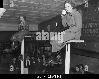 Premier concours de squating de poteau de Londres . Miss Trixie Glaum aime une tasse de thé en s'accroupidant sur son poteau 29 janvier 1932 Banque D'Images