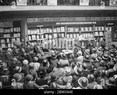 Ouverture de l'exposition du centenaire de Lewis Carrol à Londres . L'exposition du centenaire de Lewis Carroll , sous le patronage de la princesse Beatrice , a été ouverte à l'Old court House , Oxford Street , Londres . Mme Hargreaves ( ancienne Miss Alice Liddell la première Alice ) était présente à l'ouverture de l'exposition . Le très Rév Dean de Christchurch s'est exprimé avec Mme Hargreaves l'Alice originale , à (gauche) et Sir Gerald du Maurier à droite à l'ouverture . 28 juin 1932 Banque D'Images